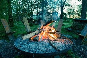 Lagerfeuer in einem Waldgebiet