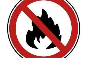Schild: Feuer machen Verboten Flamme in schwarz, welches mit einem Verbots Schild (Rundes Verbotsschild mit Querstrich in rot)